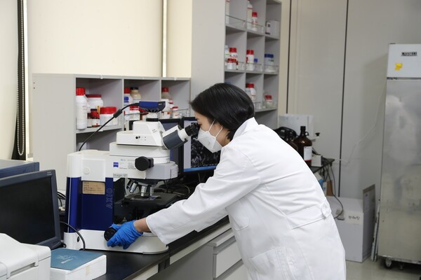 hy 연구원이 프로바이오틱스 연구를 진행하고 있다. hy