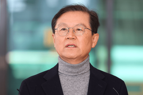 윤석열 대통령 측 윤갑근 변호사가 지난달 31일 오전 서울 서초구 서울고검 앞에서 기자간담회를 열고 법원의 윤 대통령에 대해 청구한 체포영장 발부 관련 입장을 말하고 있다. [제공=연합뉴스]