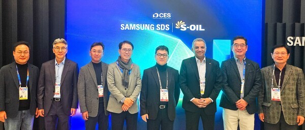 7일 미국 라스베이거스  CES 2025 행사장에서 S-OIL 안와르 알 히즈아지 CEO(왼쪽 3번째)와 류열 사장(왼쪽 5번째) 등 경영진이 삼성 SDS 전시장을 참관하고, 이 회사 이준희 대표(왼쪽 4번째) 등 관계자들과 사진촬영을 하고 있다. [제공=에쓰오일]