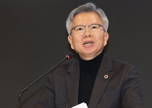 제43대 의협 회장선거 후보자합동설명회(정견발표회-중앙)에서 김택우 후보가 정견발표를 하고 있다. [제공=연합]