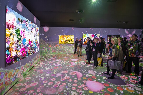 CES 2025가 열리고 있는 미국 라스베이거스 컨벤션 센터 삼성전자 전시관에서 관람객들이 '새로운 경험을 보여주는 집'의 아트 경험을 체험하고 있다.[제공=삼성전자]