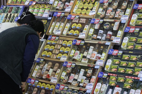 서울 서초구 양재동 하나로마트에서 시민들이 설 선물세트를 살펴보고 있다. 연합뉴스