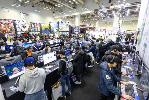 지난 2023년 열린 '지스타 2023'에서 현장 관람객들이 게임을 체험하고 있다. [제공=지스타조직위원회]