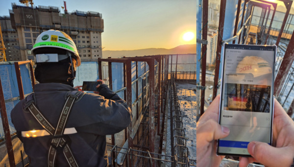 HDC현대산업개발 직원이 건설현장에서 모바일로 I-QMS를 활용해 품질점검을 진행하고 있다.@HDC현대산업개발