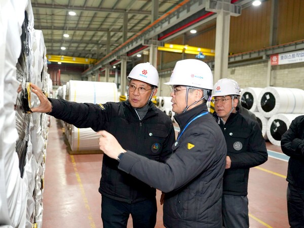 허성 코오롱인더스트리 사장이 9일 구미 사업장을 방문해 타이어코드 공정을 점검하는 모습 [출처=코오롱인더스트리]
