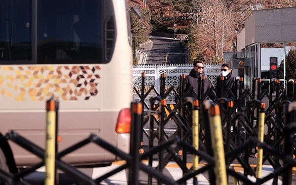 서울 한남동 대통령 관저 입구가 통제되고 있다. [사진=연합뉴스]