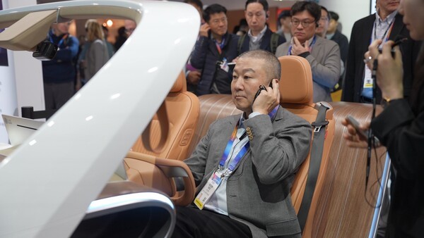 구자은 LS 회장이 9일(현지시간) 세계 최대 가전·정보기술(IT) 전시회 ‘CES 2025’가 열리는 미국 라스베이거스 센트럴홀 내 LG전자 전시관에서 AI 기반 콘셉트 차량에 탑승해 인캐빈 센싱 설루션을 체험하고 있다.