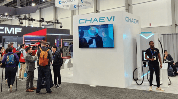 채비가 미국 라스베이거스에서 열린 CES 2025 행사에서 400kW급 초급속 충전기를 공개하는 모습. [출처=채비]