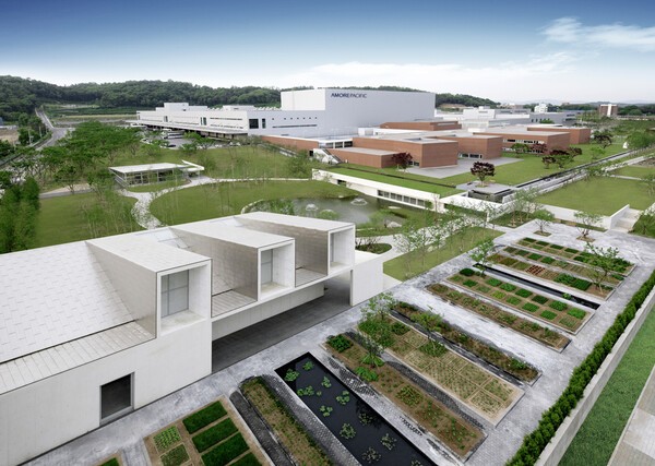 아모레퍼시픽의 생산 및 물류 시설인 아모레 뷰티파크가 화장품 업계 최초로 환경부 산하 한국환경공단이 주관하는 '2024년 스마트 생태공장 구축'을 완료했다. [제공=아모레퍼시픽]