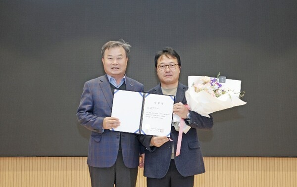 에코프로 이동채 창업주(사진 왼쪽)와 에코프로비엠 설비기술팀 소속 배문순 명인이 기념사진을 촬영하고 있다. [제공=에코프로]