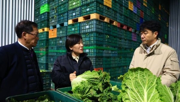송미령 농림축산식품부 장관은 지난 6일 경북 안동시 서안동농협 채소류 출하조절 시설을 찾았다. [제공=농림축산식품부]