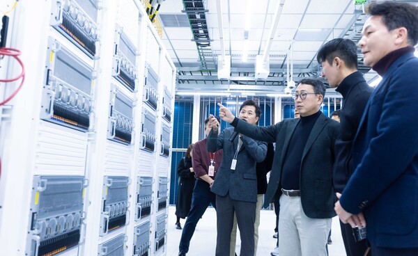 지난 12월 23일 SK브로드밴드 가산 IDC에서 SKT 유영상 CEO가 GPUaaS(GPU-as-a-Service) 준비상황에 대해 점검하고 있는 모습 [제공=SK브로드밴드]