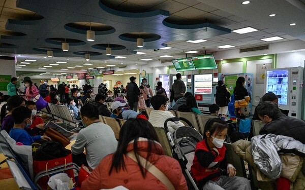 어린이 호흡기 질환 환자로 가득한 중국 베이징의 한 병원.[연합]