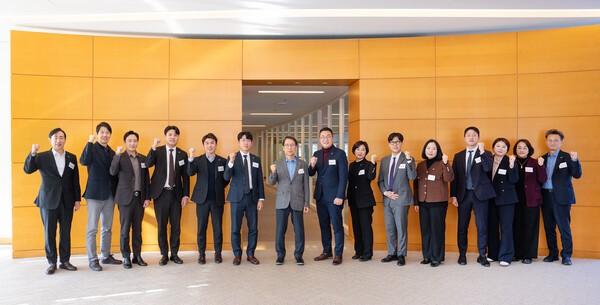 신창재 교보생명 대표이사 겸 이사회 의장(가운데)이 10일 충남 천안 교보생명 계성원(연수원)에서 '2025년 출발 전사경영전략회의'를 마치고 우수 지점장들과 오찬을 함께한 후 기념촬영을 하고 있다. (사진 맨 왼쪽) 조대규 대표이사 사장, (맨 오른쪽) 조규식 채널담당 부사장 [제공=교보]