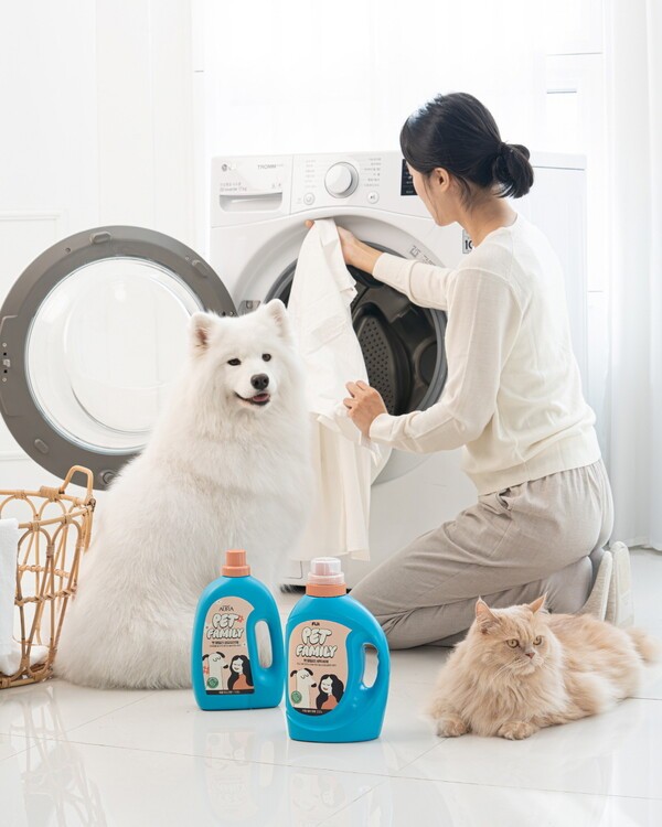 LG생활건강이 반려동물을 기르는 가족을 위한 전문 브랜드인 ‘팻-페밀리(PET FAMILY)’를 2025년 새롭게 선보인다. [제공=LG생활건강]