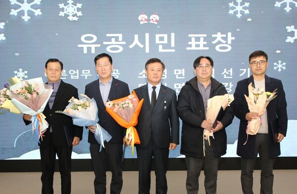 이학수 정읍시장(가운데)이 수상자들과 기념촬영하고 있다. [제공=하림]