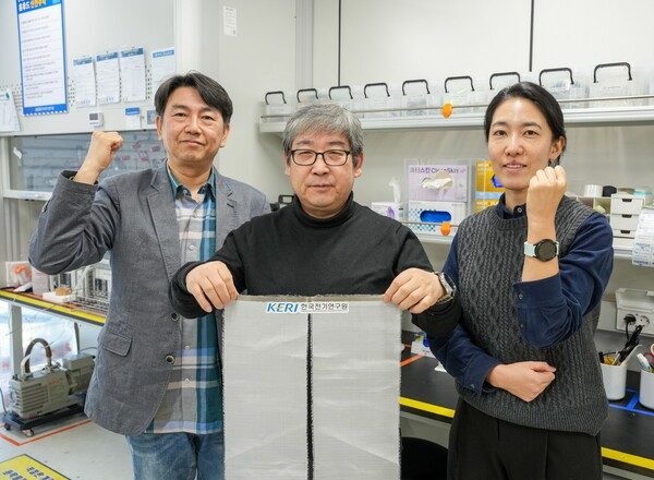 한국전기연구원(KERI) 전기변환소재연구센터 이동윤 박사(가운데) 연구팀이 추위에 약한 전기차의 단점을 보완할 수 있는 고효율·고유연 ‘금속섬유천 면상 발열체’ 기술을 개발했다. [출처=한국전기연구원]