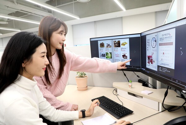 삼성디스플레이 직원들이 온라인 장터에서 상품을 구입하고 있다. [제공=삼성]