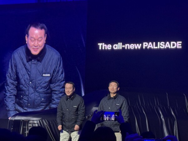 (왼쪽부터) 이동석 현대차 사장, 문용문 금속노조 현대차지부장 [사진=조재범 기자]