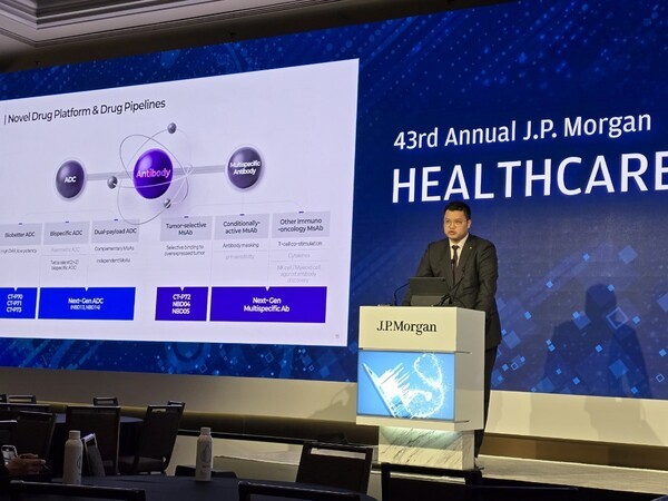 서진석 셀트리온 경영사업부 총괄 대표이사가 14일(현지시간) 미국 샌프란시스코에서 개최된 '2025 JP모건 헬스케어 콘퍼런스'의 메인트랙에서 발표를 진행하고 있다. [제공=셀트리온]