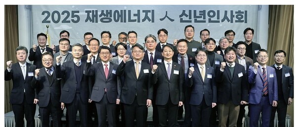 안덕근 산업통상자원부 장관이 15일 서울 강남구 SC컨벤션센터에서 열린 2025년 재생에너지인 신년인사회에서 참석자들과 기념 촬영하고 있다. [제공=산업통상자원부]