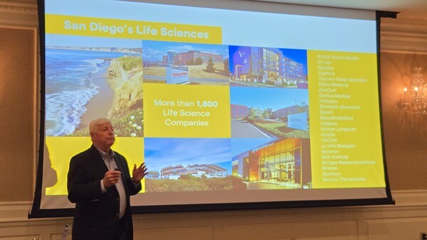 조 파네타 명예회장이 바이오컴에 대해 소개하고 있다. [제공=김창권 기자]