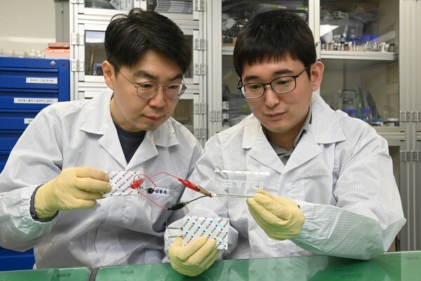 ETRI연구진이 초박막 고체전해질막이 적용된 파우치형 전고체 이차전지를 통해 LED를 구동하고 있다. [제공=ETRI]