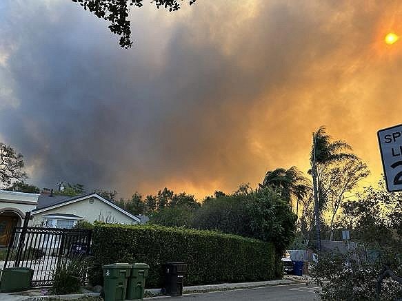 8일(현지시간) 연기로 뒤덮인 미 로스앤젤레스(LA) 카운티의 라카냐다 플린트리지 주택가 [제공=연합]