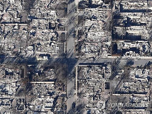 지난 11일(현지 시각) 미국 로스앤젤레스에서 대형 산불이 닷새째 확산 중인 가운데 이미 불길이 휩쓸고 간 알타데나의 흔적만 남은 주택가에 새시만 남은 차량이 세워져 있다. [제공=연합뉴스]