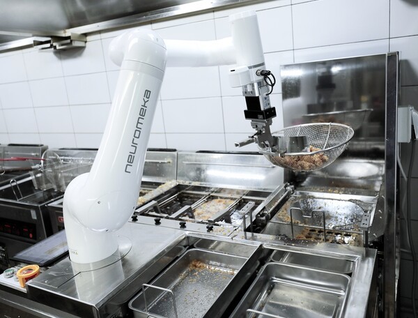 교촌치킨 조리로봇 [제공=교촌에프앤비]