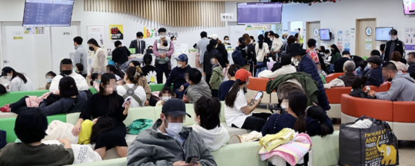 ▶ 독감 및 외래진료를 받으려는 어린이와 보호자들이 대기하고 있다. [제공=연합]