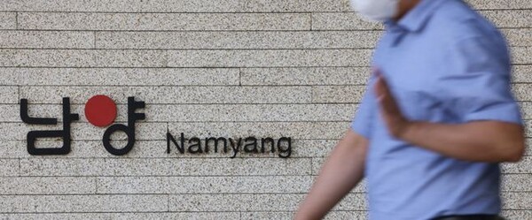 홍원식 전 남양유업 회장 부인인 이운경 전 고문, 두 아들인 홍진석 전 상무, 홍범석 전 상무 3명을 특정경제범죄 가중처벌법 위반(배임) 혐의로 추가 기소됐다. [제공=연합]