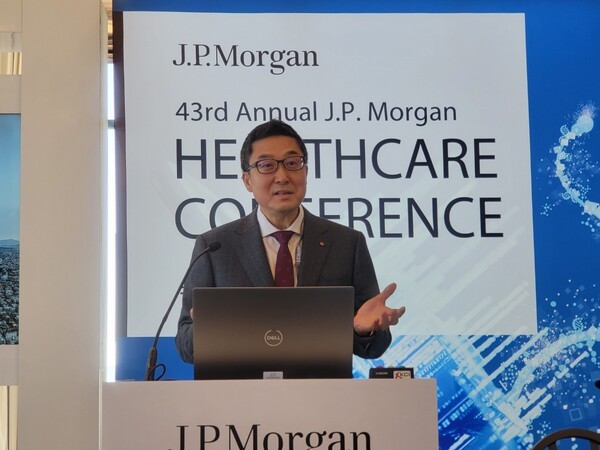 제임스 박 롯데바이오로직스 대표가 발표하고 있는 모습. [제공=JPM 공동기자단]