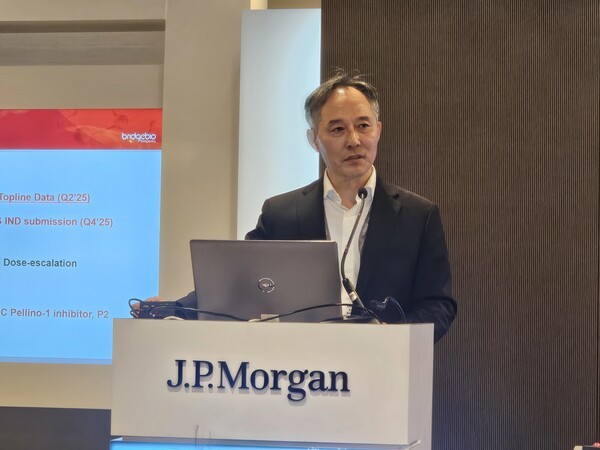 이정규 브릿지바이오테라퓨틱스 대표가 특발성 폐섬유증 치료제 후보물질 ‘BBT-877’에 대해 소개하고 있는 모습. [제공=JPM 공동기자단]