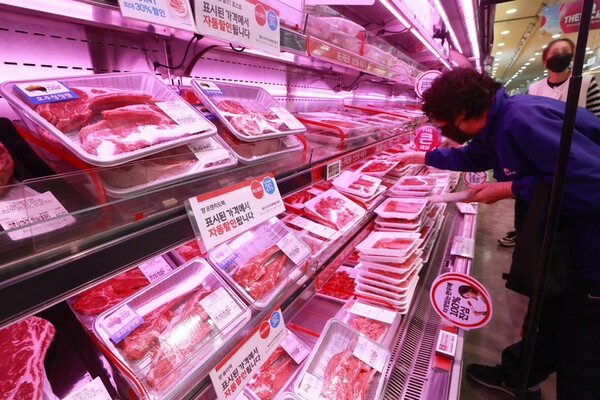 서울 시내 한 대형마트에서 시민이 수입산 소고기 매대를 살펴보고 있다. 연합뉴스