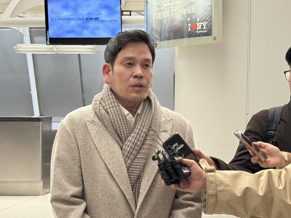 18일(현지시간) 미국 뉴욕 JFK국제공항을 통해 입국한 정용진 신세계그룹 회장이 기자들을 만나는 모습. [제공=연합뉴스]