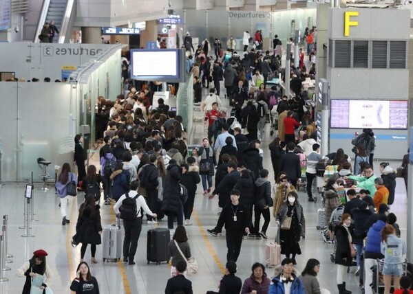 설연휴를 앞두고 인천국제공항 1터미널이 이용객들로 북적이고 있다. 연합뉴스