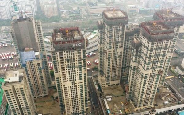 ▶ 붕괴 사고가 난 광주 화정아이파크의 전면 철거와 재시공에 필요한 행정절차가 모두 마무리되며 시공사인 HDC현대산업개발은 본격적인 해체 공사에 들어간다.ⓒ연합뉴스