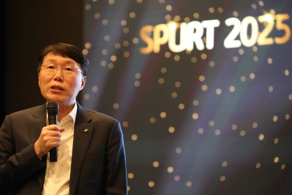 지난 17일 열린 2025년 상반기 경영전략회의에서 김재관 KB국민카드 사장이 올해 경영전략에 대해 말하고 있다.