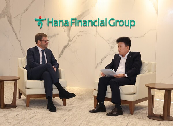 함영주 회장(사진 오른쪽)과 존 코노턴(John Connaughton) 베인캐피탈 글로벌 CEO(사진 왼쪽)가 국내 투자 확대 전략에 대한 의견을 나누고 있다.