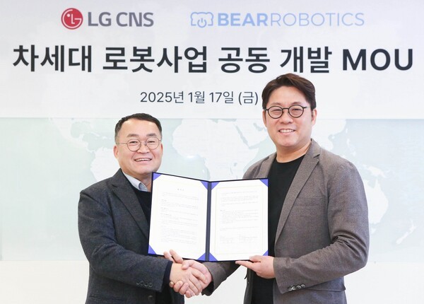 LG CNS 이준호 상무(왼쪽)와 베어로보틱스 하정우 대표가 MOU 체결 후 기념사진을 촬영하는 모습. [출처=LG CNS]