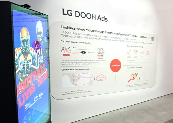  CES 2025에서 상업용 디스플레이 광고 솔루션 'LG DOOH Ads'가 적용된 디스플레이가 전시된 모습. [제공=LG전자]