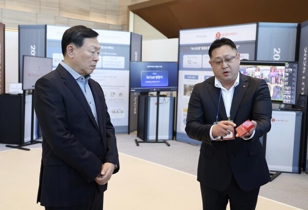 신동빈 롯데 회장(왼쪽)이 롯데케미칼의 'AI 기반 컬러 예측 시스템'에 대한 설명을 듣고 있다. [제공=롯데지주]