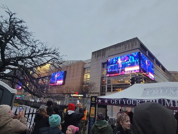 도널드 트럼프 미국 대통령 당선인의 백악관 복귀 전날인 19일(현지시간) 트럼프가 참석한 승리 축하 집회가 열린 미국 워싱턴 DC의 실내 체육관 캐피털원아레나 밖에까지 지지자들이 모여 스크린을 통해 집회를 관전하고 있다. 연합뉴스