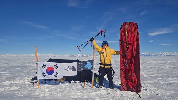 영원아웃도어의 노스페이스 애슬리트팀 소속 대표 탐험가인 김영미 대장이 ‘남극대륙 단독 횡단’을 완수한 후 기념 촬영을 하고 있다. [제공=영원아웃도어]
