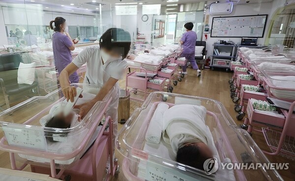 서울 시내 한 산후조리원 신생아실.@연합뉴스
