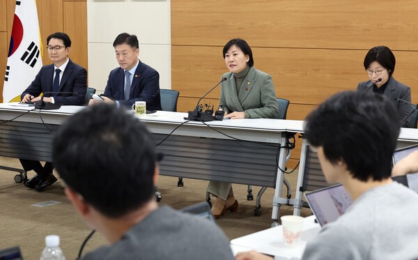 송미령 농림축산식품부 장관이 20일 정부세종청사 농식품부 대회의실에서 열린 언론 간담회에서 인사말을 하고 있다. 왼쪽부터 김종구 식량정책실장, 박범수 차관, 송 장관, 박수진 기획조정실장. 연합뉴스