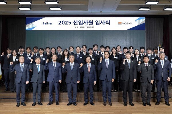 대한전선이 신입사원과 단체사진을 촬영하고 있다.(앞줄 좌 네번째부터 송종민 대한전선 부회장, 김선규 호반그룹 회장, 김대헌 호반그룹 기획총괄사장, 김민성 호반그룹 기획관리실장) [제공=대한전선]