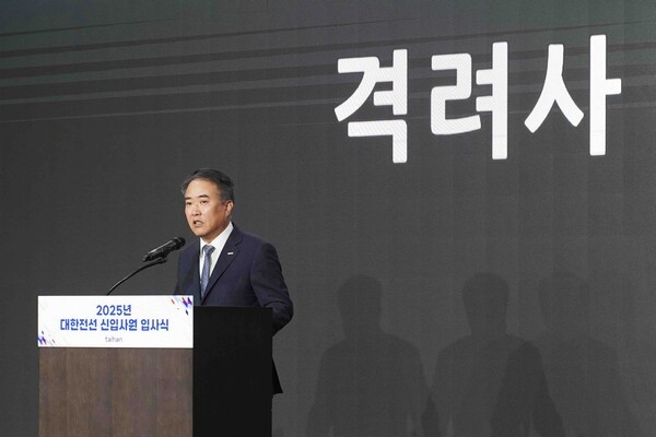 송종민 대한전선 부회장이 신입사원에게 격려사를 하고 있다. [제공=대한전선]