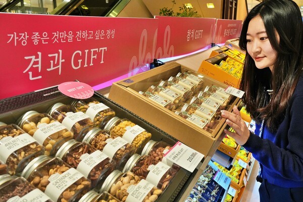 본점 지하1층 식품관에서 '바로 픽업' 선물 세트를 살펴보는 고객 모습. [제공=롯데백화점]